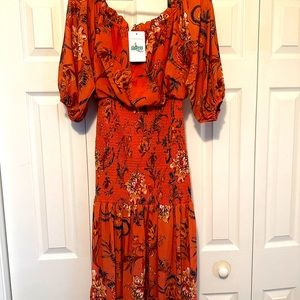 Stunning mid sleeve off the shoulder maxi dress. Has a beautiful paisley print.